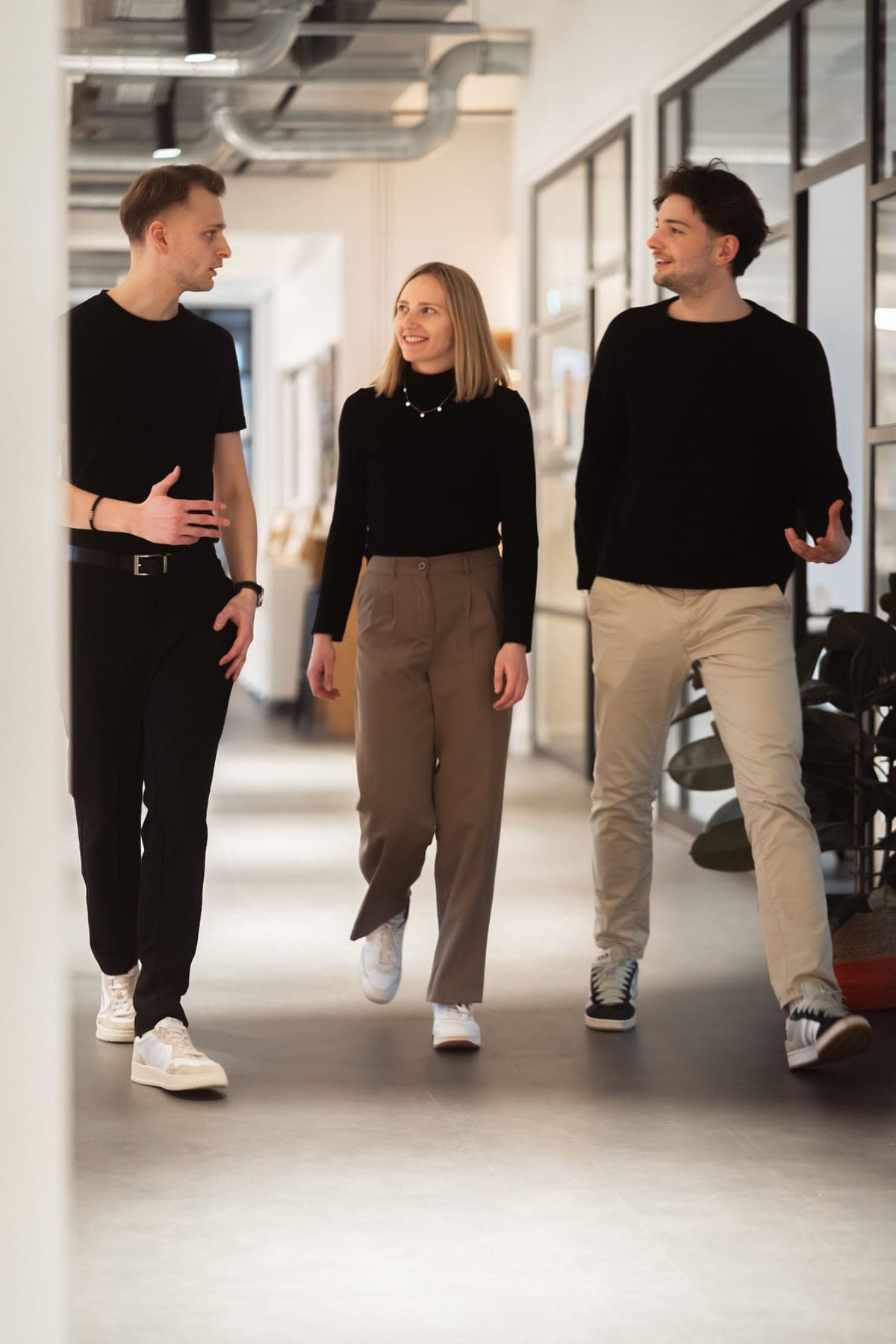 Unser Team läuft gemeinsam durch den Flur unseres Büros